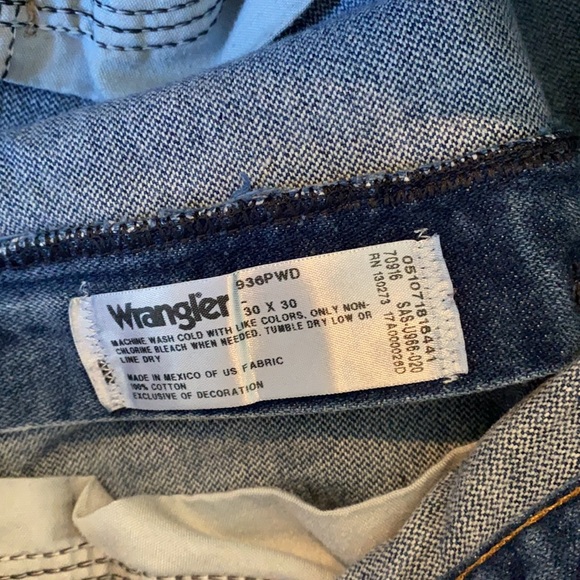 Vintage distressed Wrangler Jeans - Picture 7 of 14